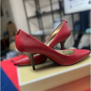 Michael Kors. Scarlet MK flex mid pump.